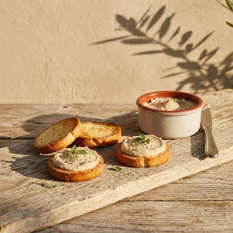 Auf Brot und Cracker